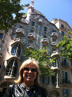 Cuini in Barceloa vor Gaudí-Gebäude