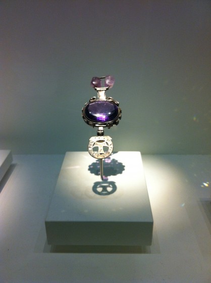 Riesiger Amethyst-Goldanhänger im Museum