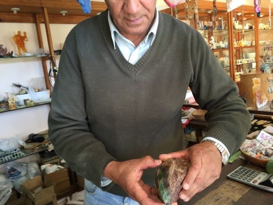 Armando mit einem Fluorit-Mineral