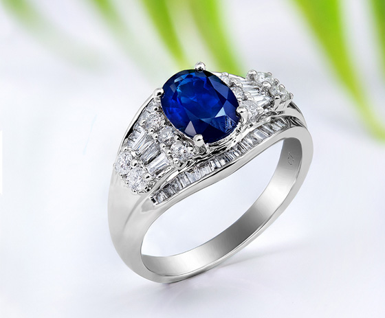 Blauer Saphir mit Diamanten aus der CIRARI-Kollektion
